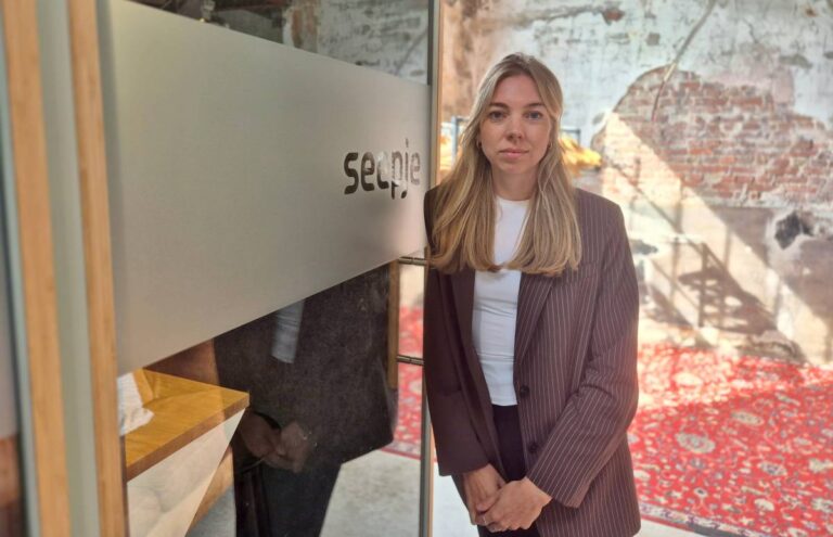 8 likes. Eén van je moeder. Wanneer was dit ook alweer leuk? 